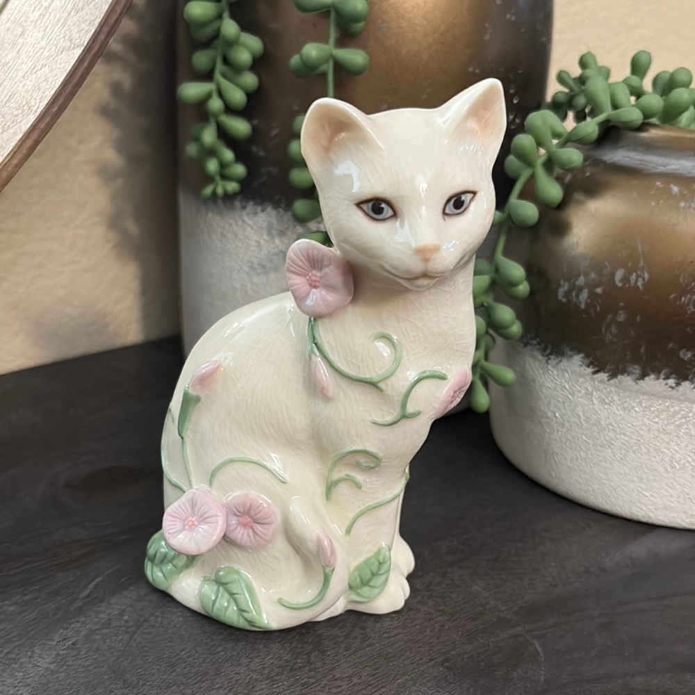 Lenox Figurine White Cat “The Garden Cat” Crazing Finish Purple Flowers